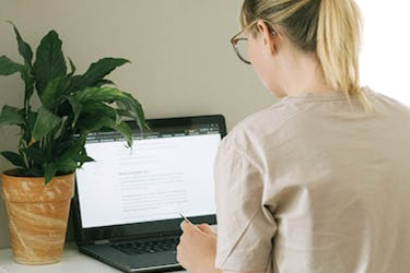 如何拒收快递进行退款流程的操作？会自动退款吗？