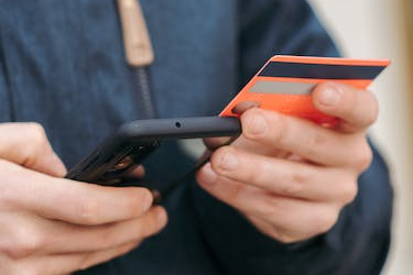 身份证可以借给亲戚开淘宝店吗？借人开店有关系吗？